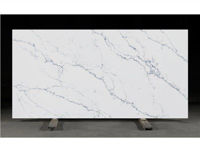 Véres kvarc felületek, amelyek fehér márványnak néznek ki